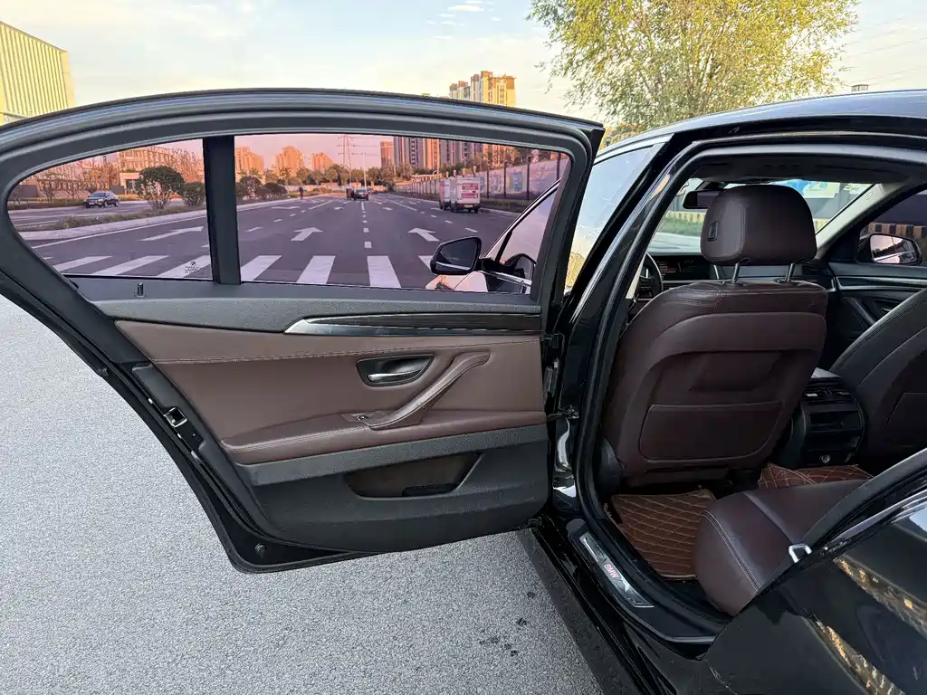 BMW 5 Series — миниатюра 11