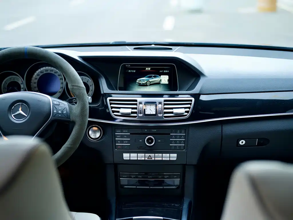 Mercedes-Benz E-Class — миниатюра 11