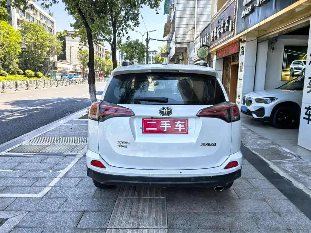 Toyota RAV4 — миниатюра 6