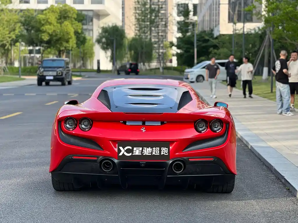 FERRARI F8