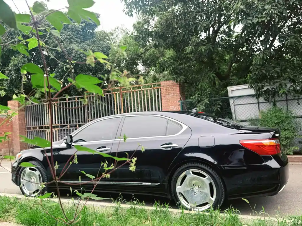 Lexus LS — миниатюра 8