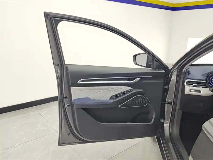 Geely Emgrand 2022 4 1.5L CVT Flagship