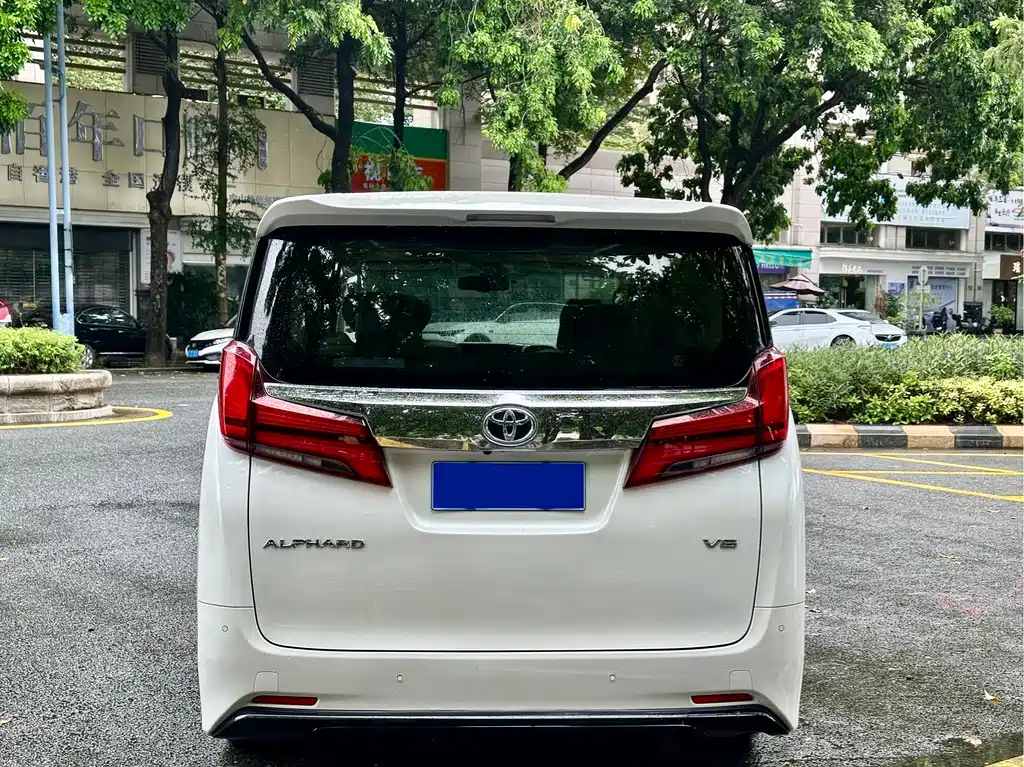 Toyota Alphard — миниатюра 5