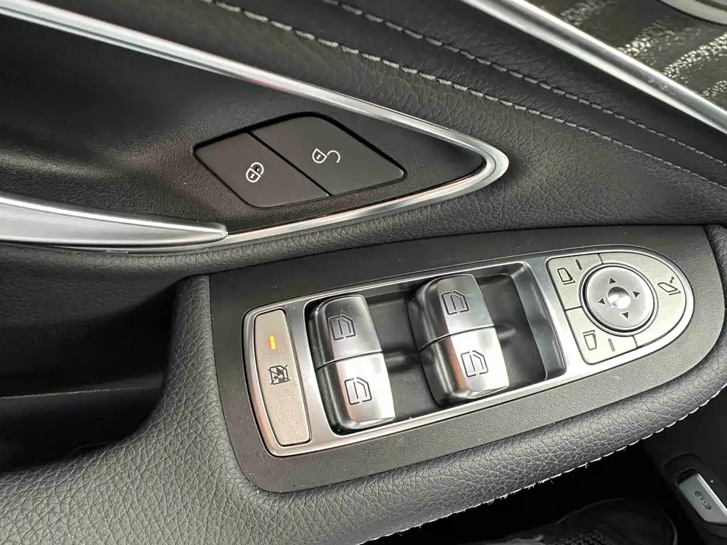 Mercedes-Benz C-Class — миниатюра 16