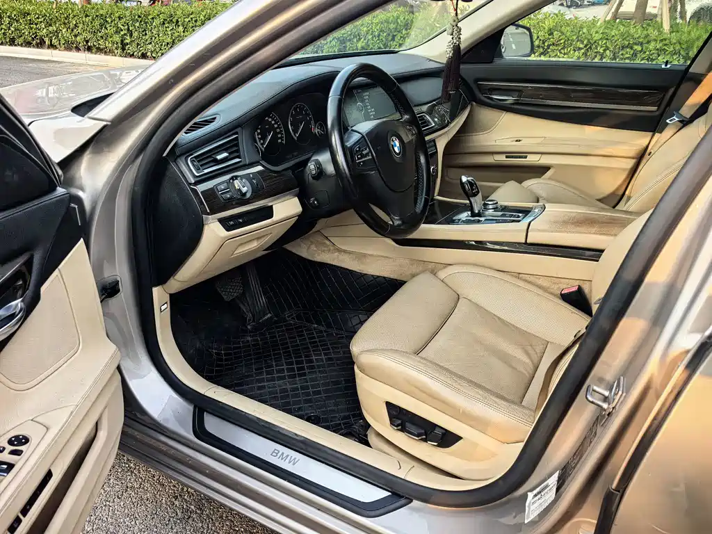 BMW 7 Series — миниатюра 5