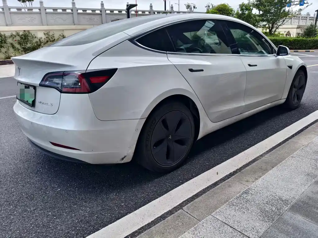 Tesla Model 3 — миниатюра 7