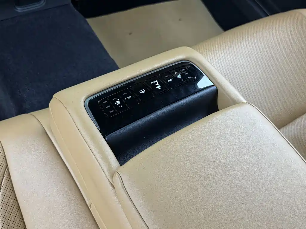 Lexus LS — миниатюра 12