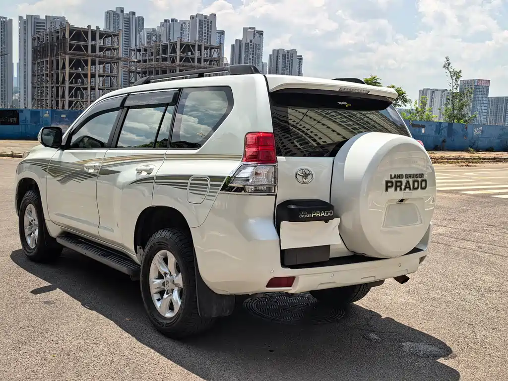Toyota Land Cruiser Prado 2010 2.7L AT Luxury