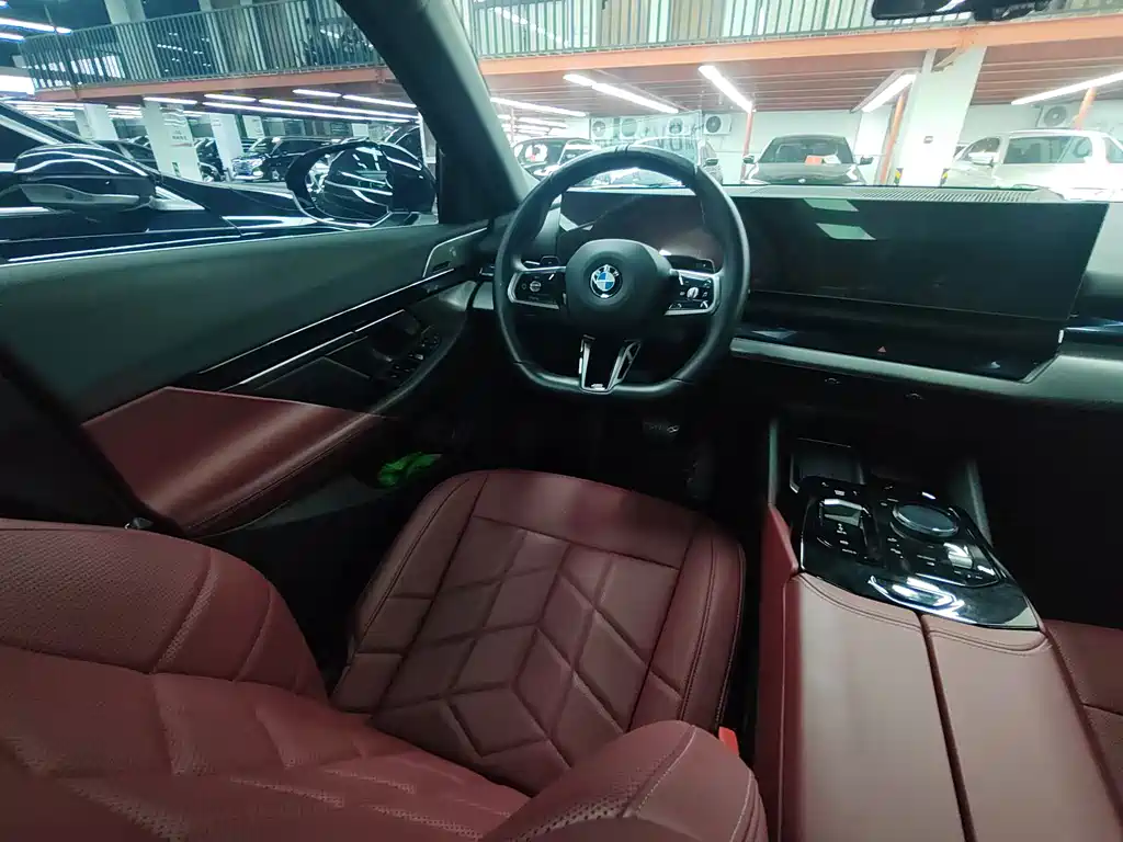 BMW 5 Series — миниатюра 13