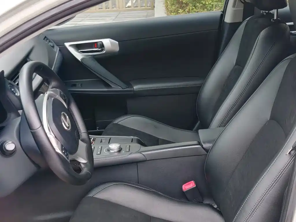 Lexus CT — миниатюра 7