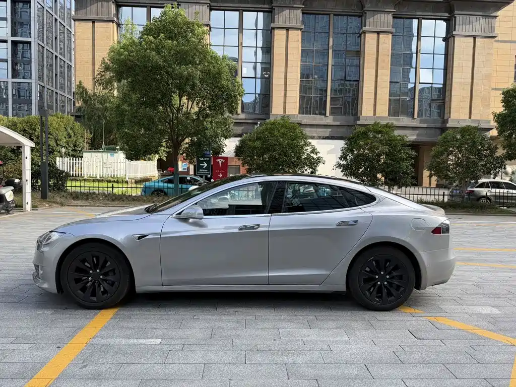 Tesla Model S — миниатюра 2