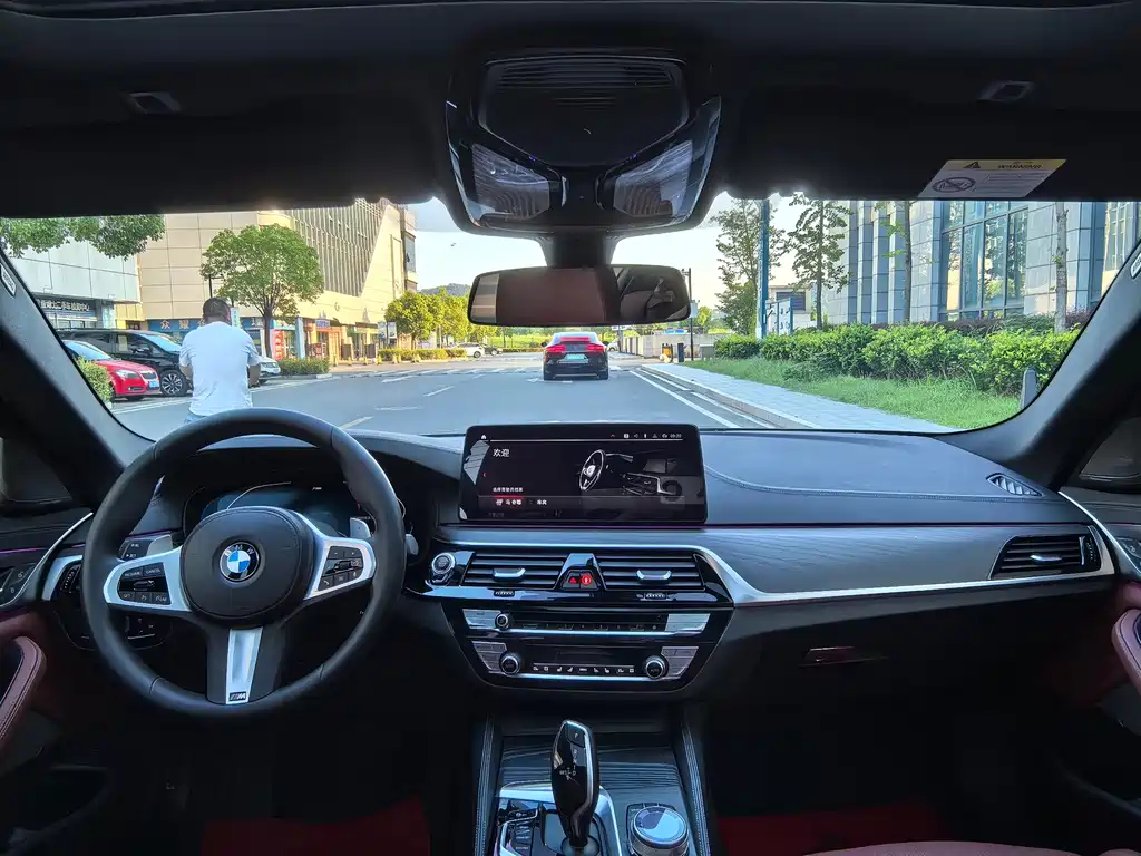 BMW 5 Series — миниатюра 13