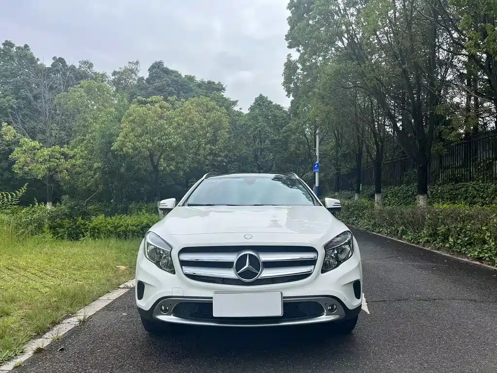 MERCEDES-BENZ  GLA