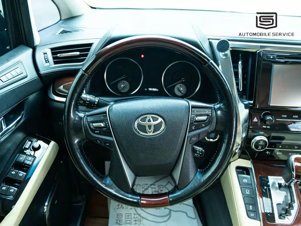 Toyota Alphard — миниатюра 7