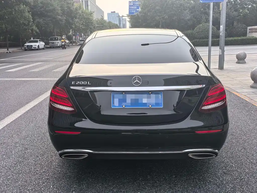 Mercedes-Benz E-Class — миниатюра 4