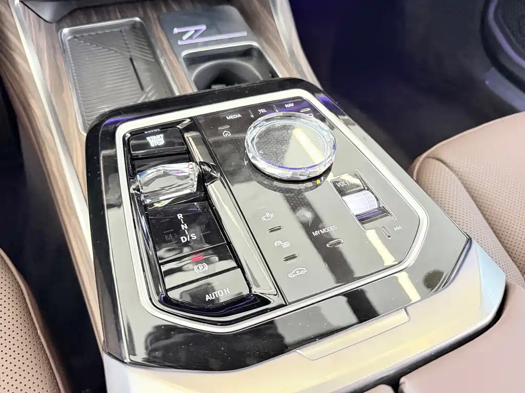 BMW 7 Series — миниатюра 9