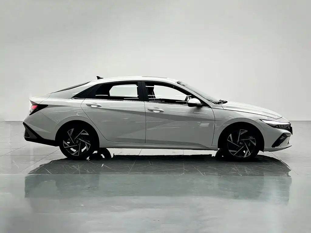 Hyundai Elantra — миниатюра 7