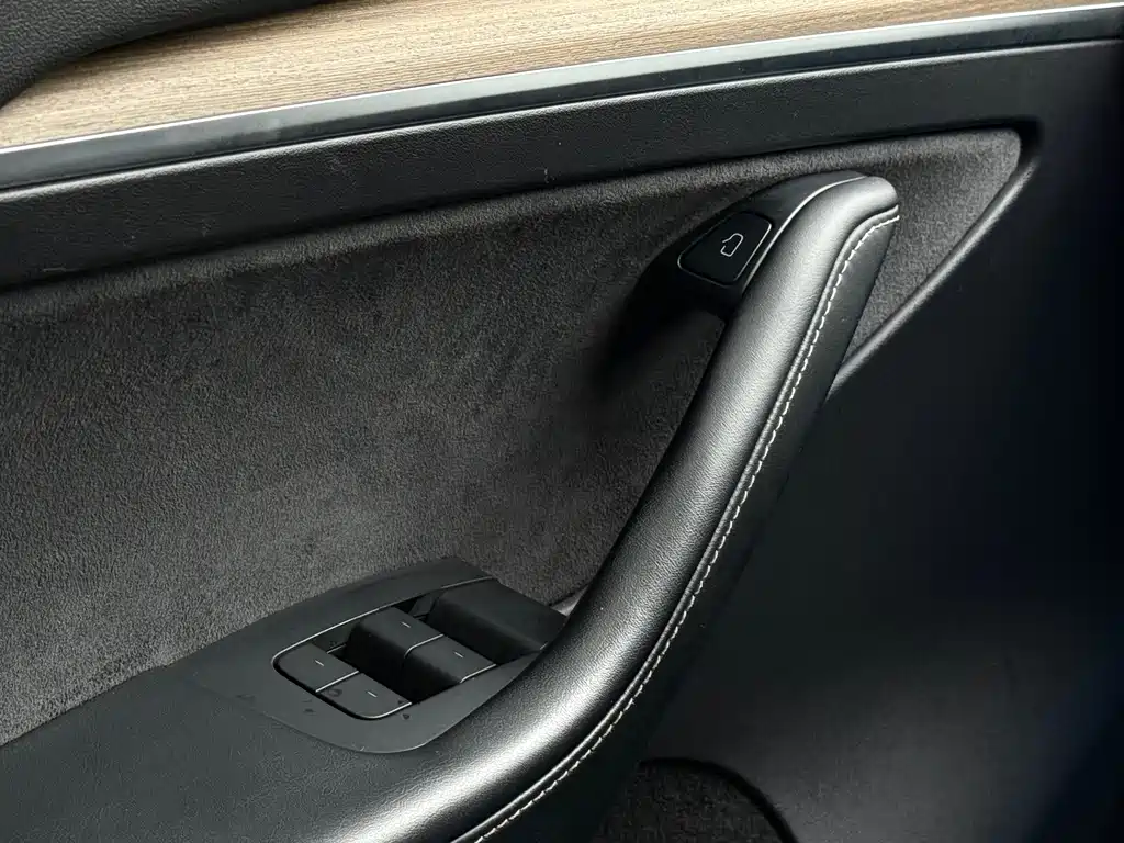 Tesla Model Y — миниатюра 17