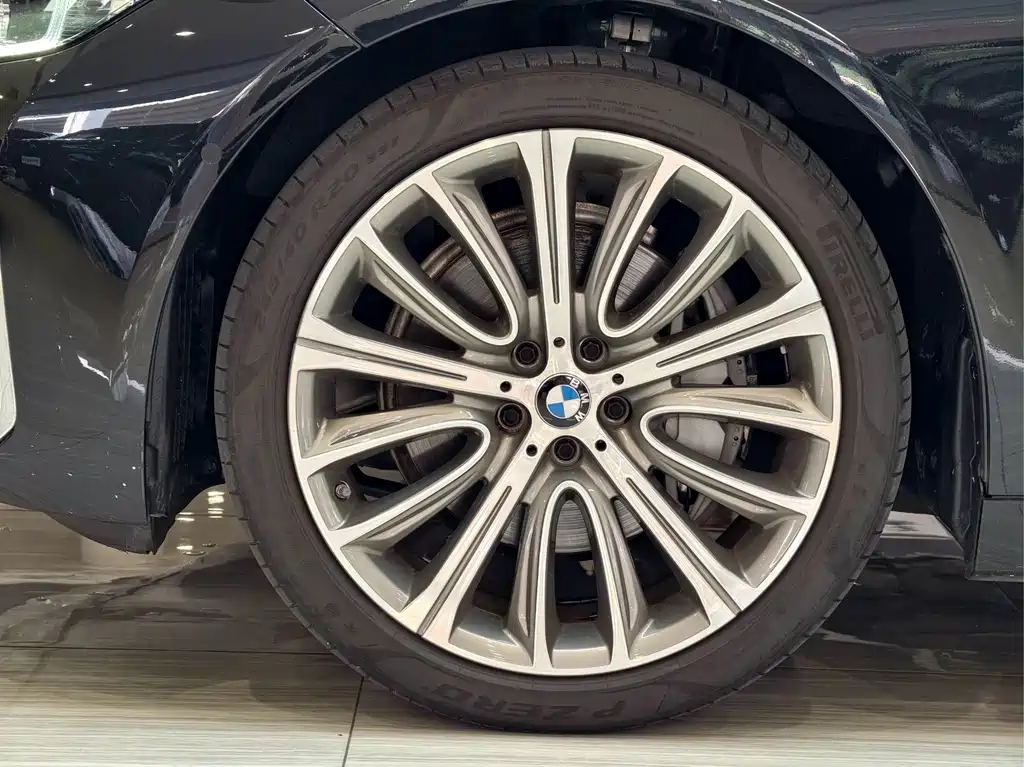 BMW 7 Series — миниатюра 23