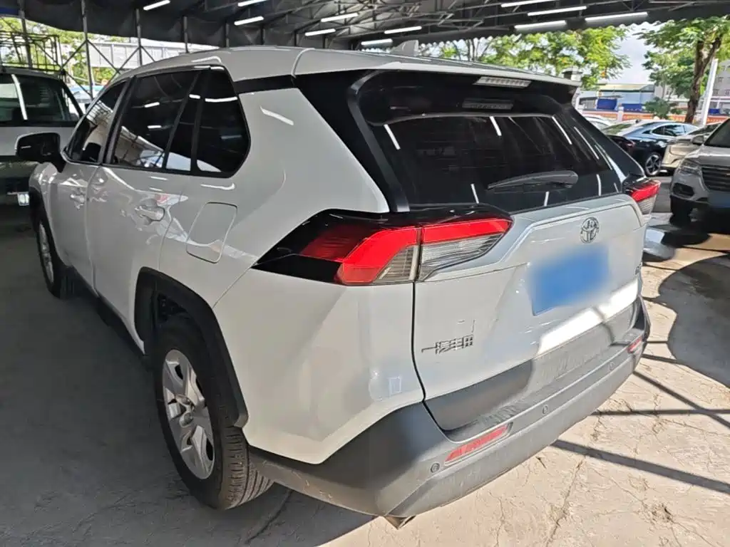 Toyota RAV4 — миниатюра 5