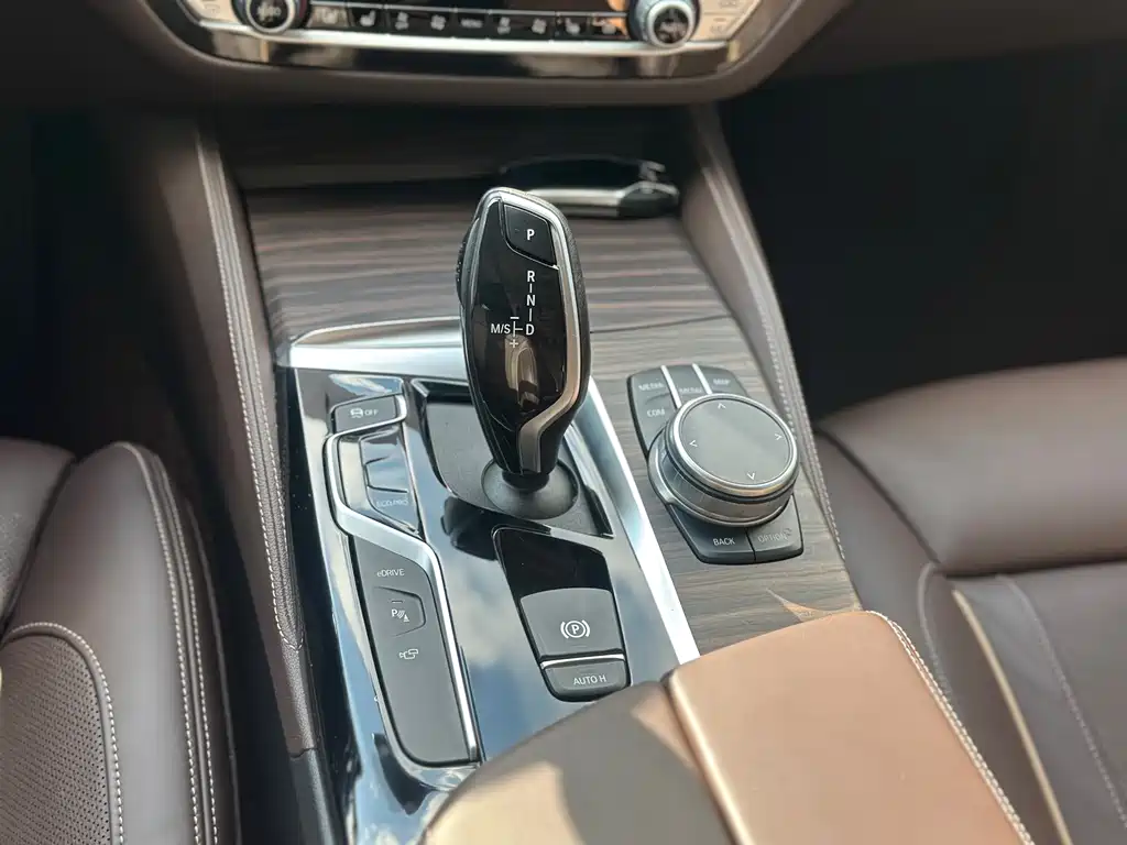 BMW 5 Series New Energy — миниатюра 9