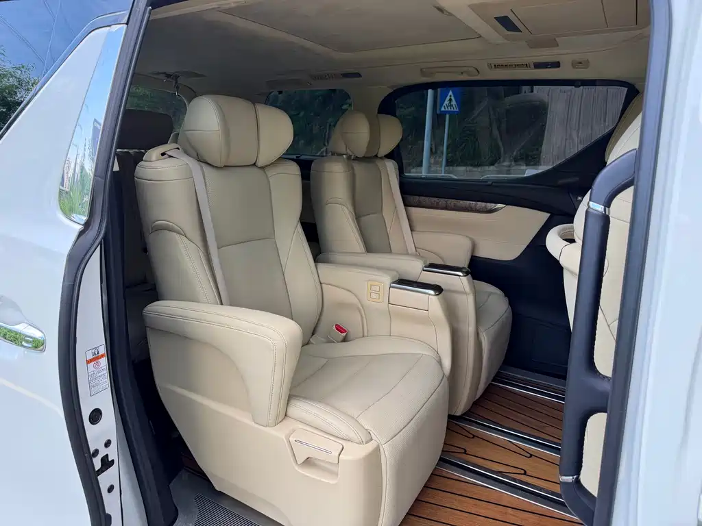 Toyota Alphard — миниатюра 9