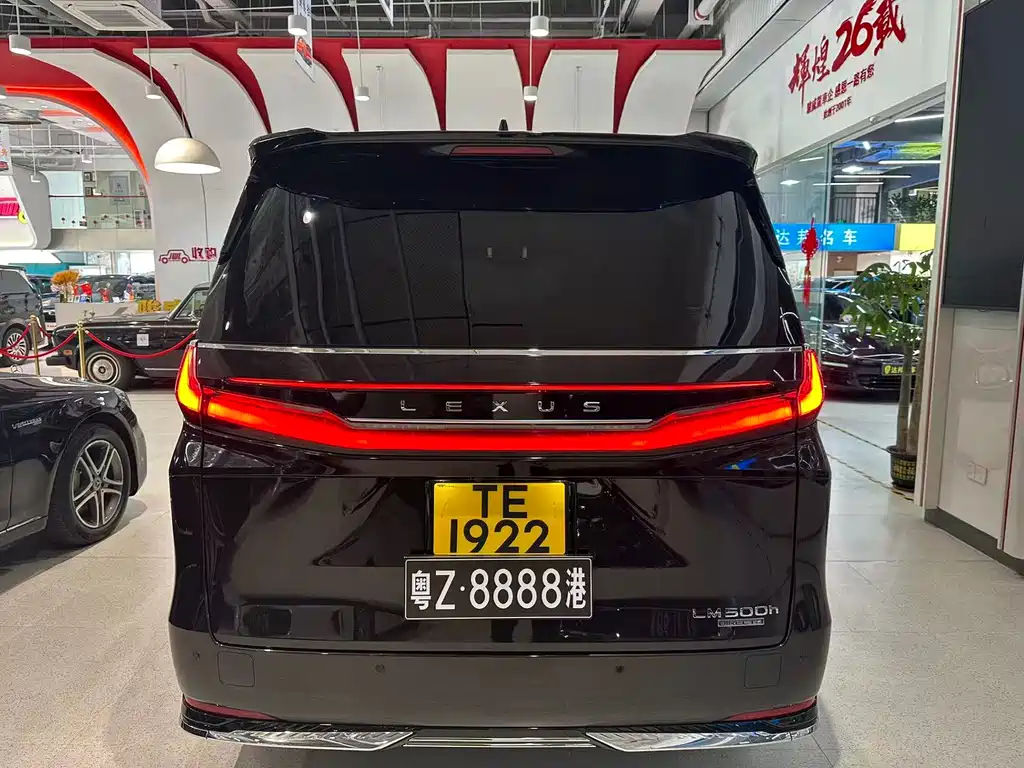 LEXUS LM