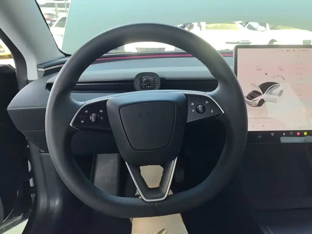 Tesla Model 3 — миниатюра 11
