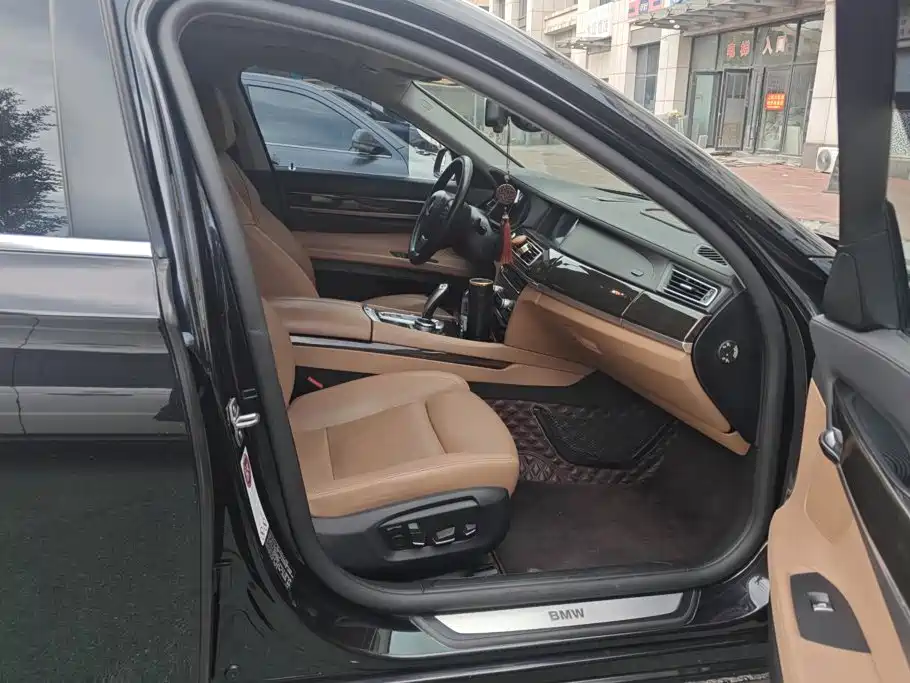 BMW 7 Series — миниатюра 8