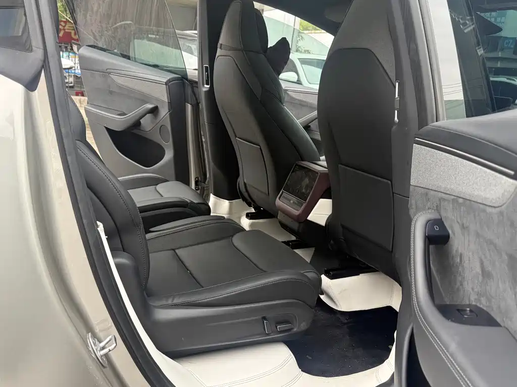 Tesla Model Y L — миниатюра 9