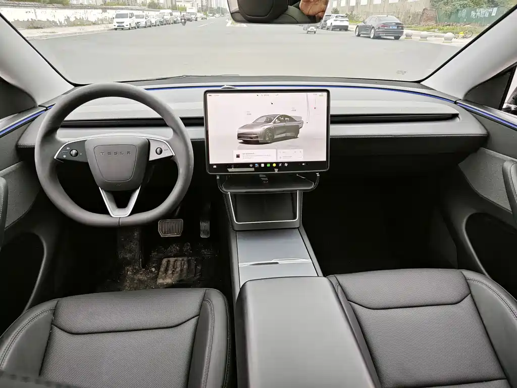 Tesla Model Y — миниатюра 6