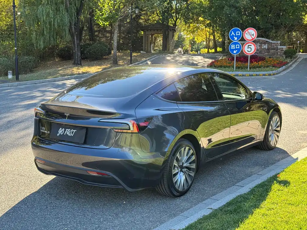Tesla Model 3 — миниатюра 6