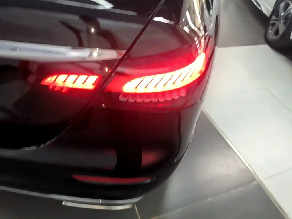 Mercedes-Benz E-Class — миниатюра 8