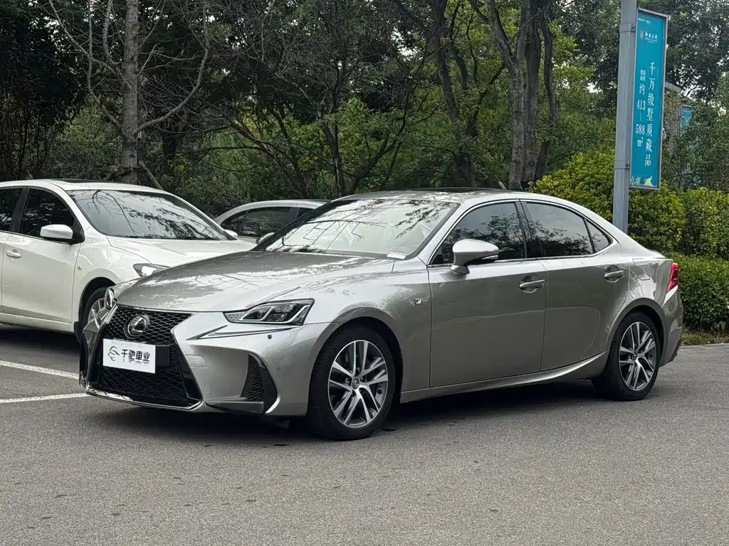 Lexus IS