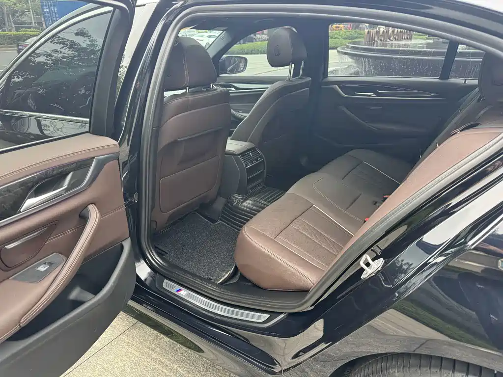 BMW 5 Series — миниатюра 10