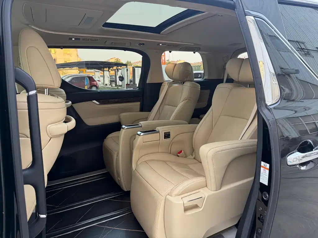 Toyota Alphard — миниатюра 6