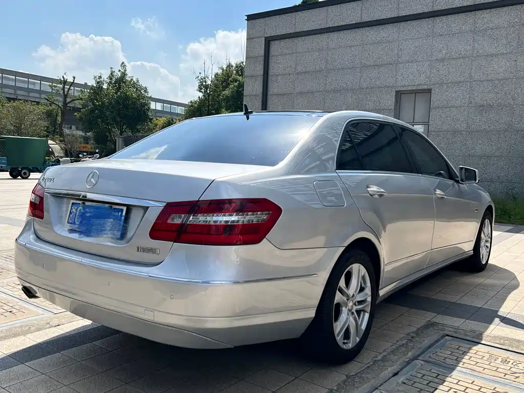 Mercedes-Benz E-Class — миниатюра 17