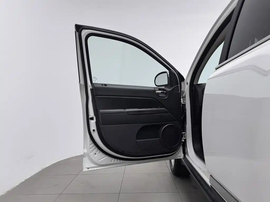 Jeep Compass (Import) — миниатюра 8