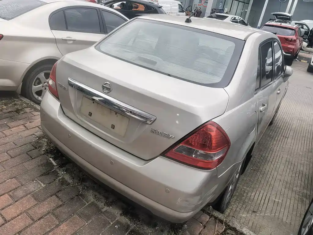 Nissan Tiida 2006 1.6J MT