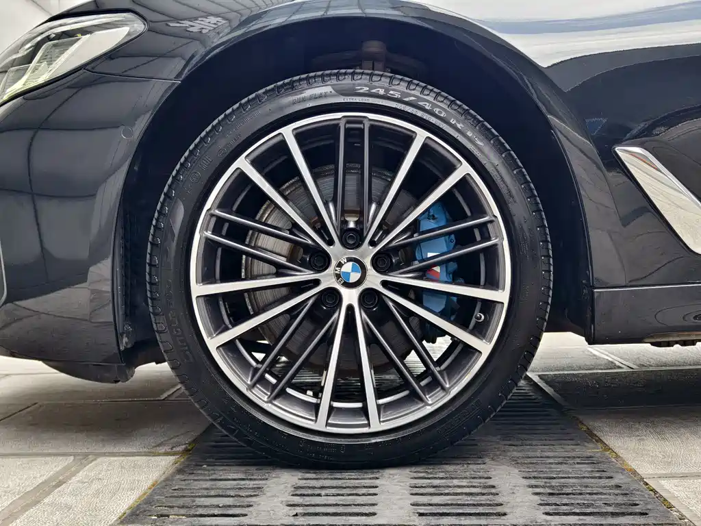BMW 5 Series — миниатюра 16