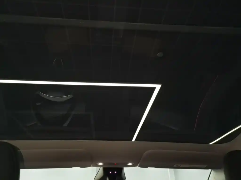 Tesla Model Y — миниатюра 18