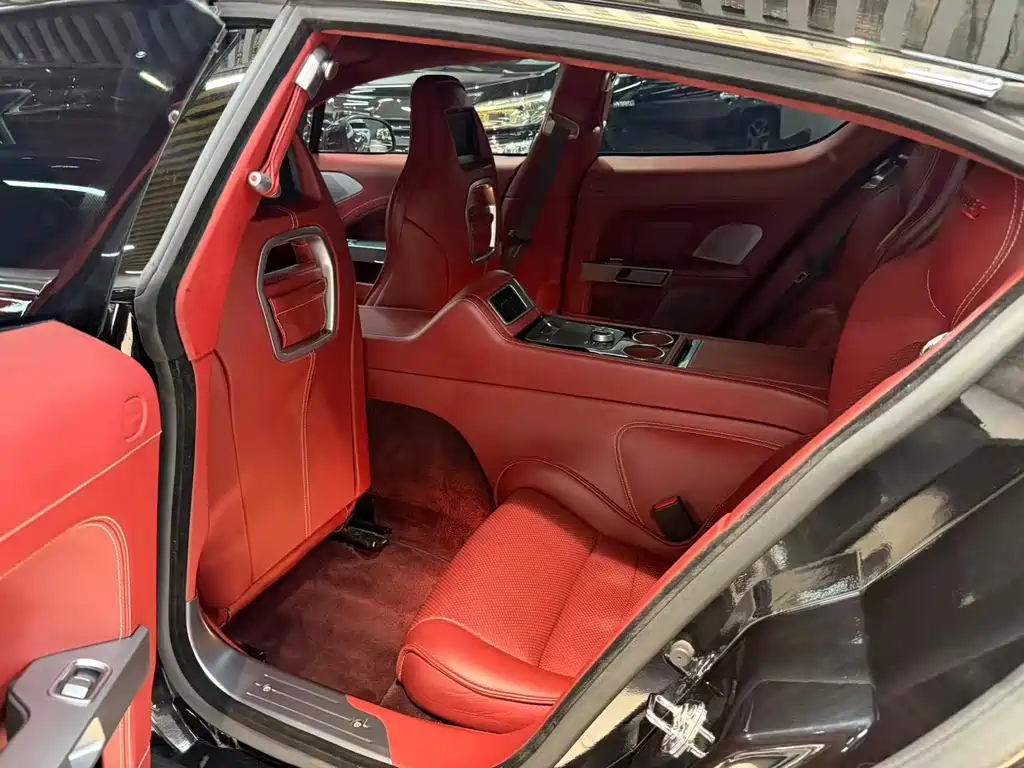 Aston Martin Rapide — миниатюра 8