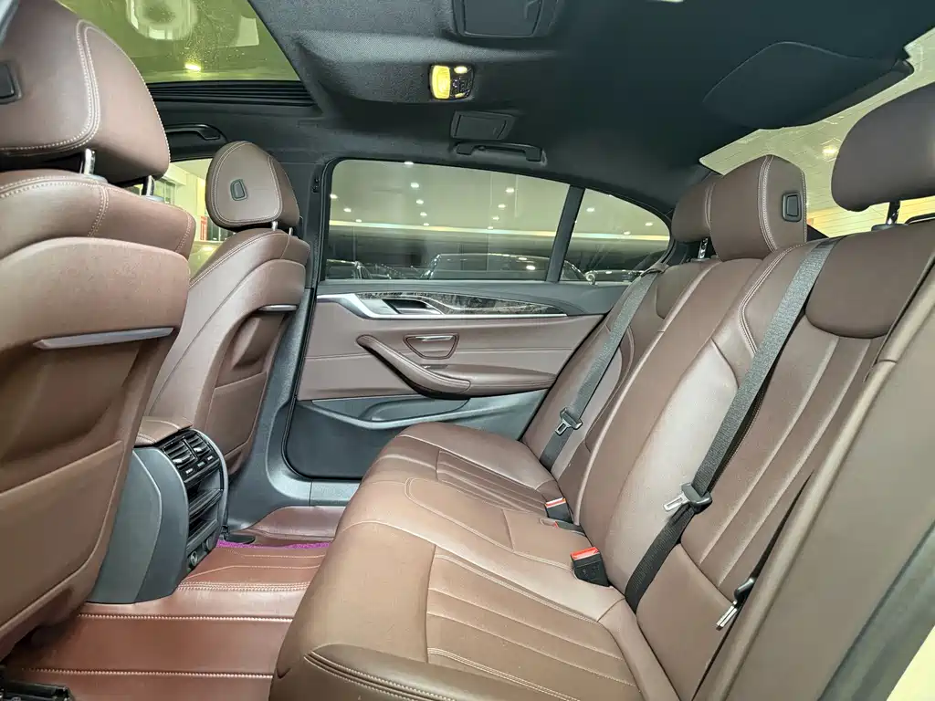 BMW 5 Series — миниатюра 11