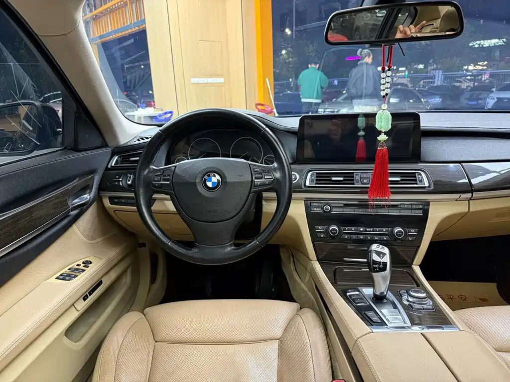 BMW 7 Series — миниатюра 23