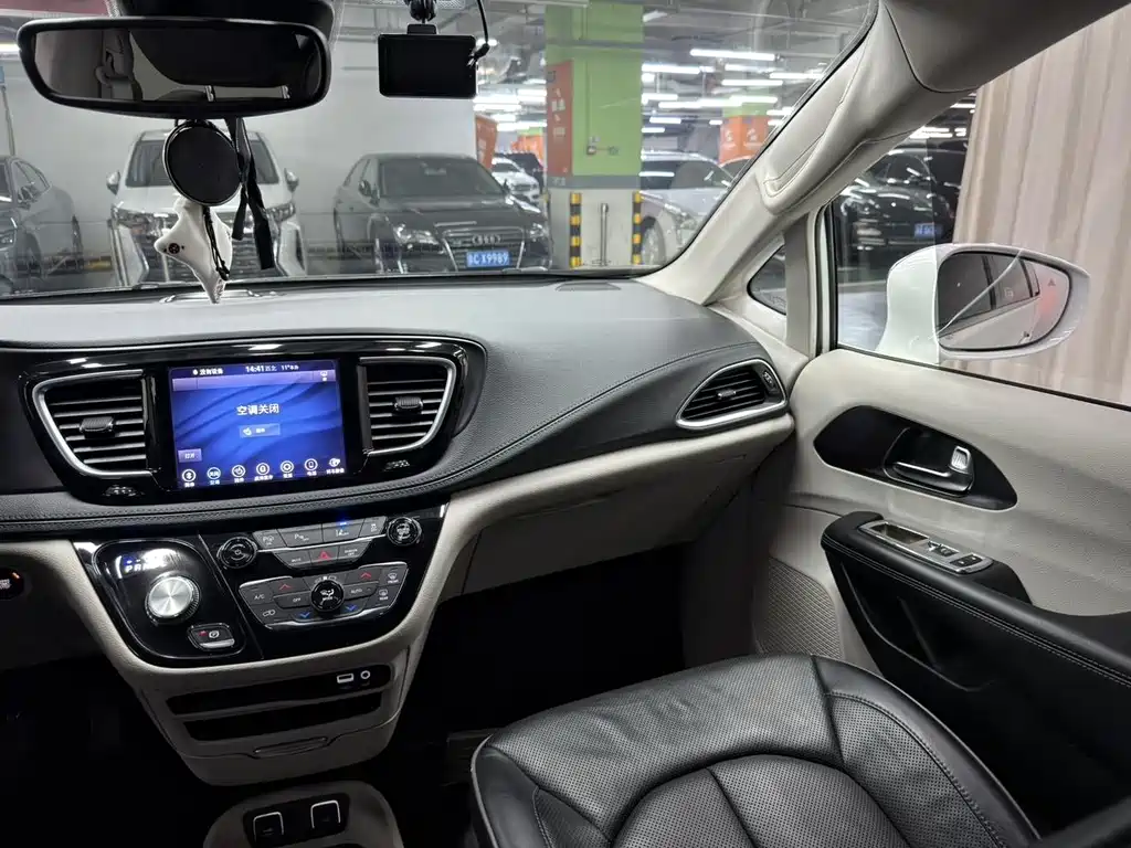 Chrysler Grand Voyager PHEV (Import) — миниатюра 9