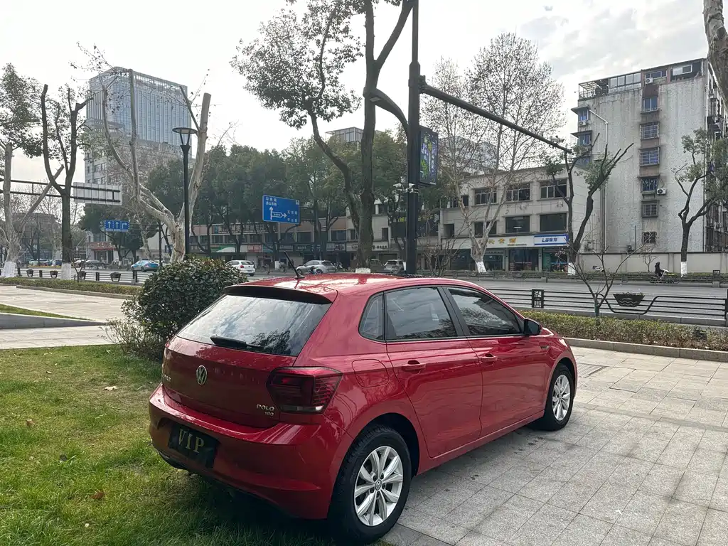 VOLKSWAGEN POLO