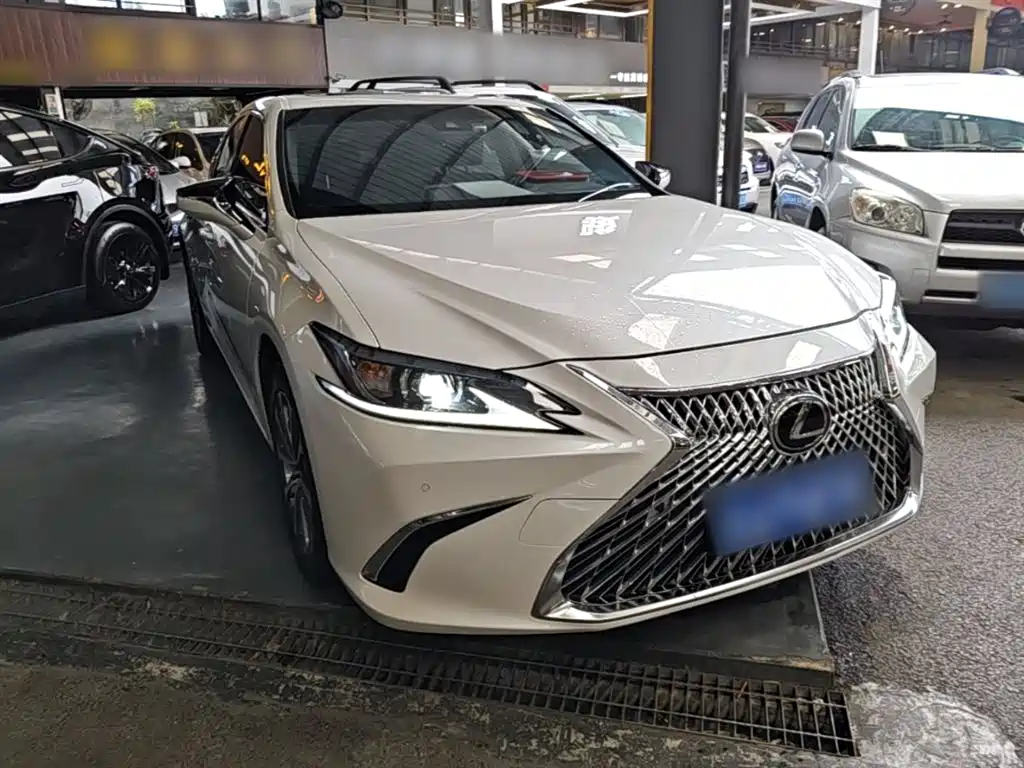 Lexus ES 2021 200