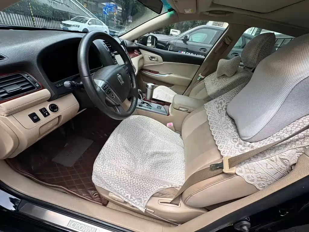 Toyota Crown — миниатюра 6