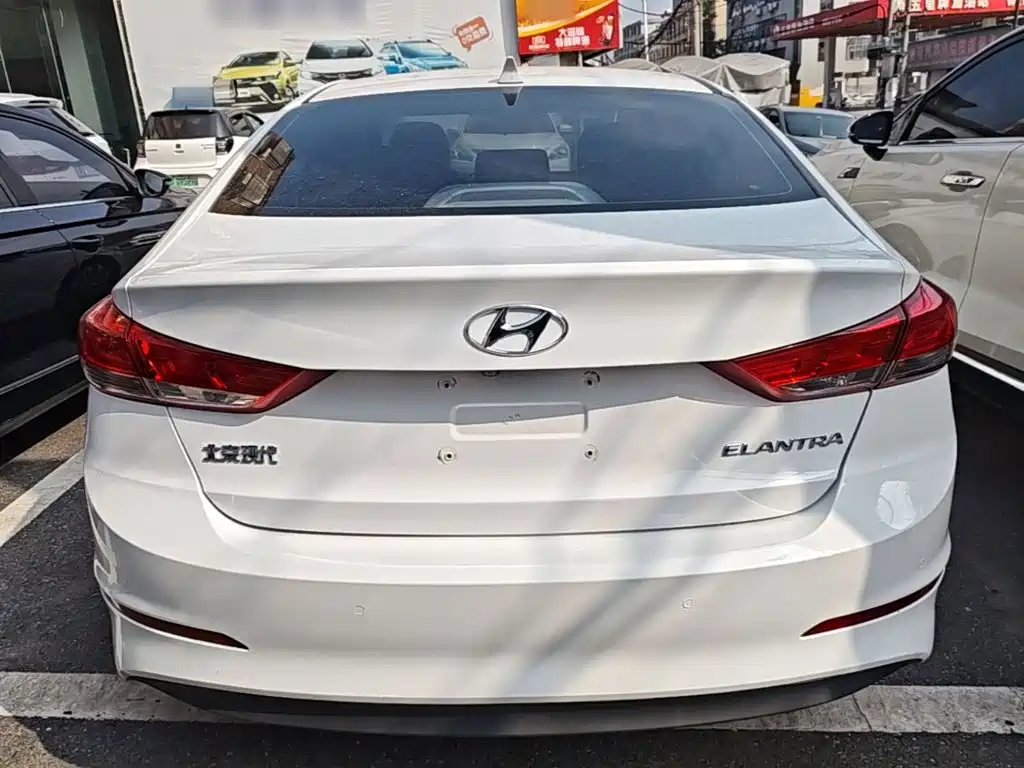 Hyundai Elantra — миниатюра 6