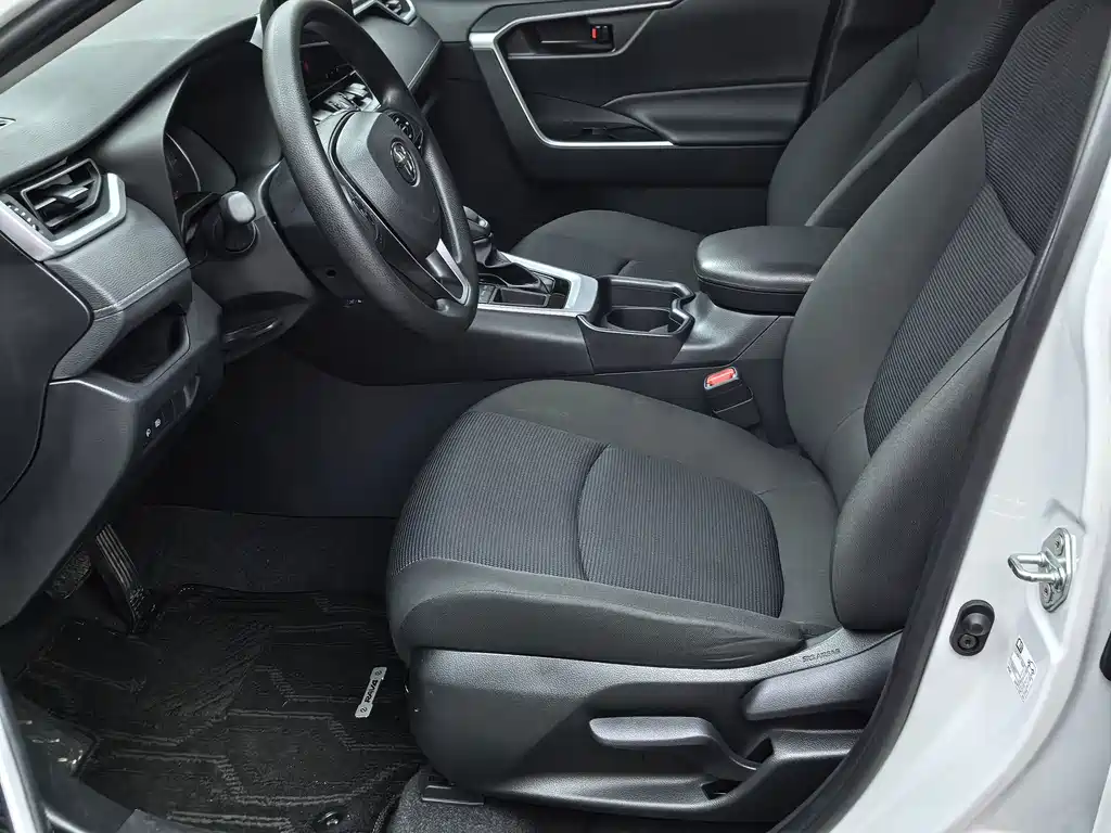 Toyota RAV4 — миниатюра 6